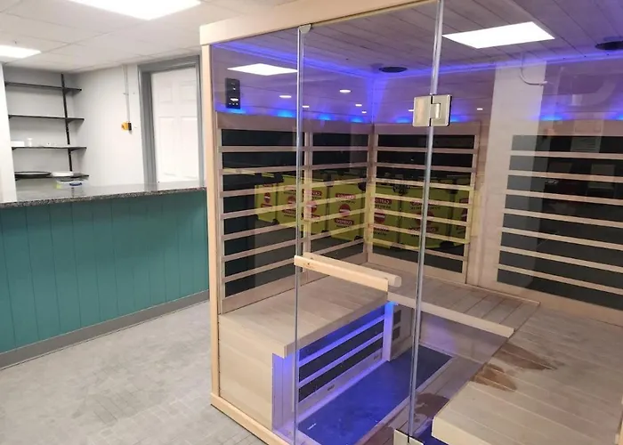Luxury Condo With Garage Parking And Pool