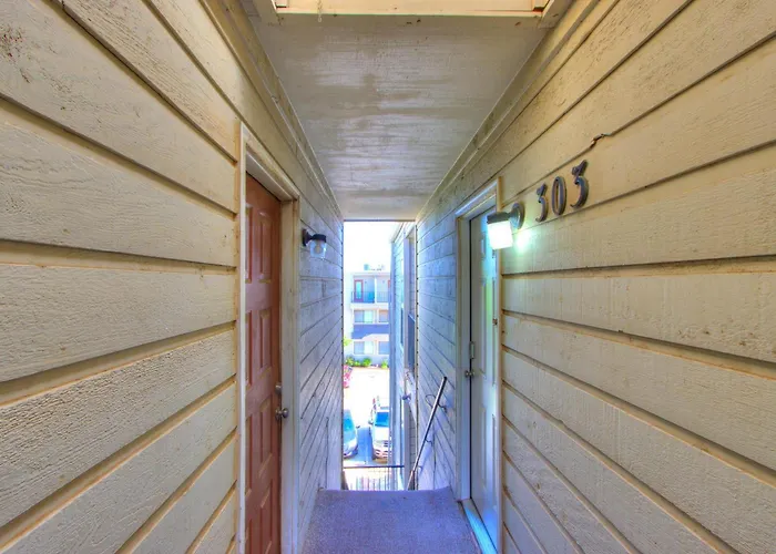 Quiet Modern Heavenly Paradise Love And Balcony Near Lake, Mall, Food, Entertainment!