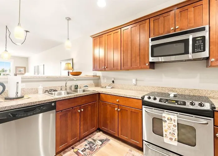 Seaside Waterfront Condo Walking To Downtown And Beach
