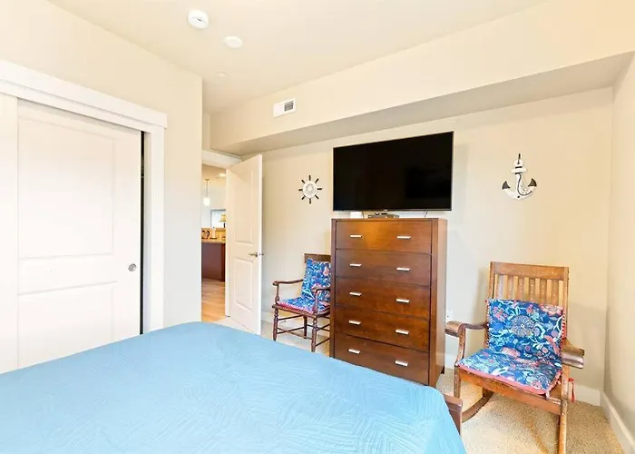 Seaside Waterfront Condo Walking To Downtown And Beach
