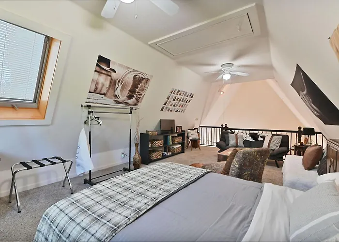Hathaway Hideaway Loft Apartment