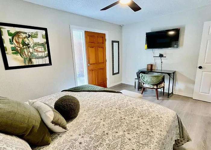 Apartment A, Restful,Cozy, Close Sunland Park Mall