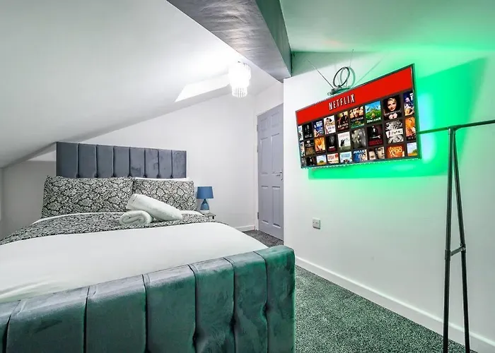 Th4 - Stylish Treehouse Flat In Batley For 6