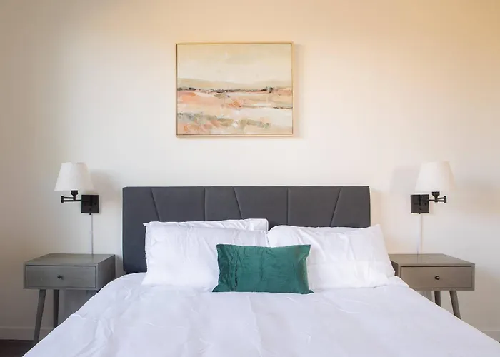 Brady St Oasis - Walkable & Quiet Neighborhood + Private Balcony - Sleeps 5