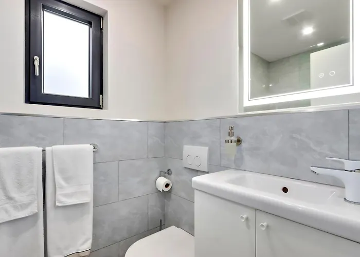 Modern King-Size Guest Suite With Ac