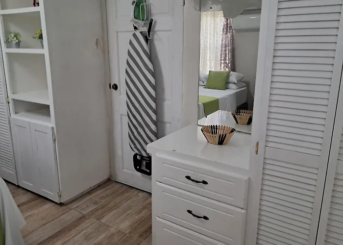 Michand Guest Apartment: Cozy Airport-Adjacent Stay