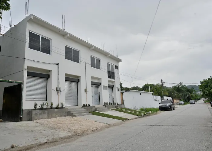 1 Apartamentos Petenchel, Por Aeropuerto Flores Peten 1
