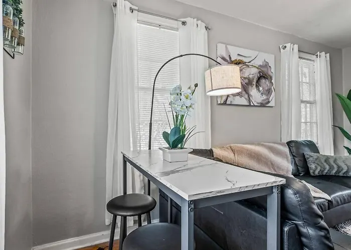 East Hill Retreat Near Beaches & Downtown