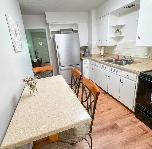 Akron Abode - 2Pm Check In & Out