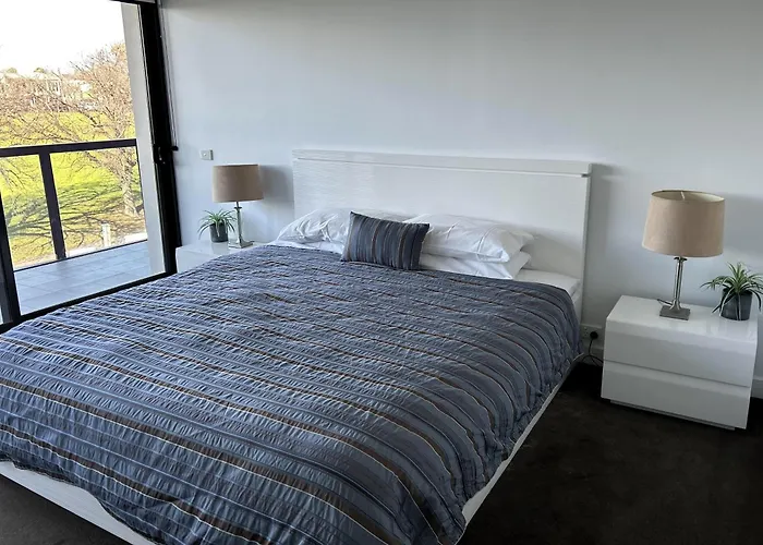 Promenade Towers 3 Bedroom Apartment With Bay Views On The Geelong Waterfront - 403