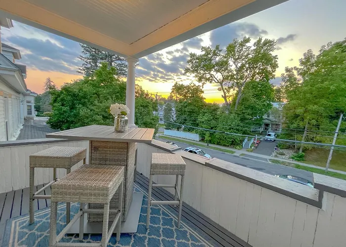 The Allen House - 3 Bedroom - 2 Full Bath - Private Gorgeous Apartment - Sleeps 8