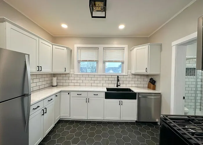 The Allen House - 3 Bedroom - 2 Full Bath - Private Gorgeous Apartment - Sleeps 8