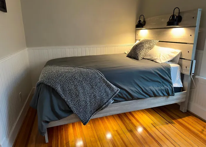 The Allen House - 3 Bedroom - 2 Full Bath - Private Gorgeous Apartment - Sleeps 8