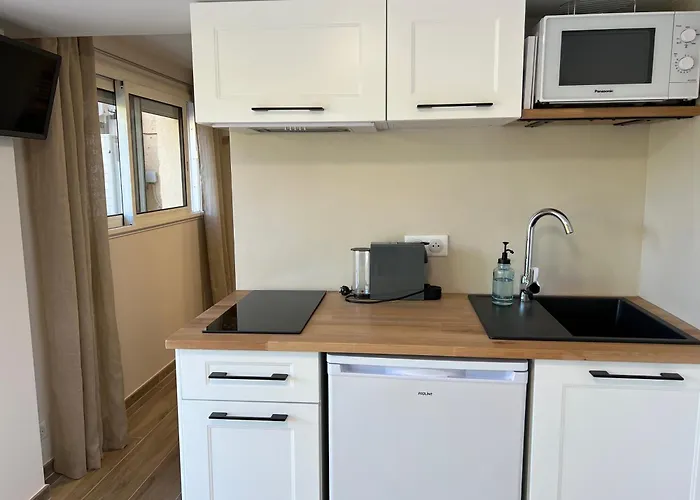 Studio With Private Car Park And Air Con