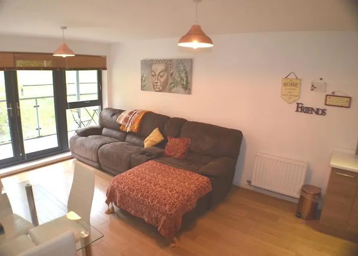 360 Serviced Accommodations - Brentwood 2 Bedroom Executive Apartment With Secure Parking