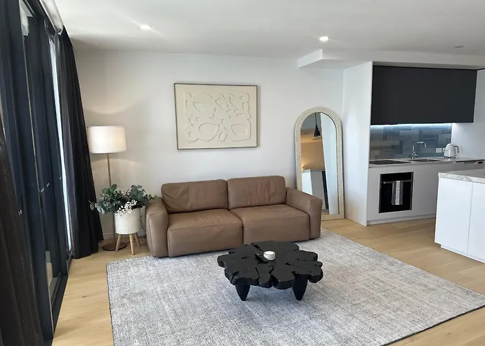 Broadbeach Luxury Ocean View Apartment - Oracle Tower 1 - 1Bed 1Study 1Bath 1Car