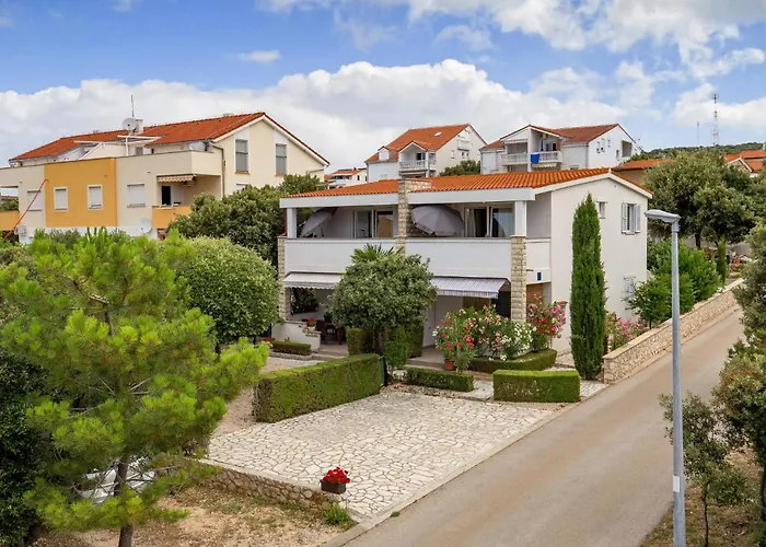 1 Bedroom Amazing Apartment In Mandre