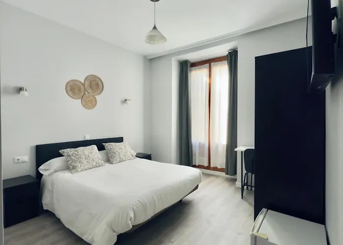  Hostal Conde De Alba