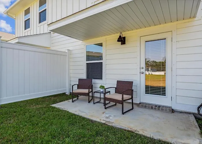 New Home Near Uwf & Pns Beach!