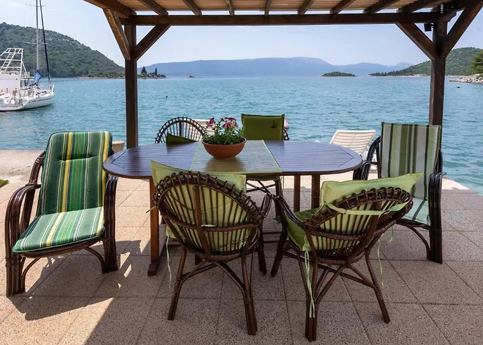 Gorgeous Apartment In Blace With House Sea View