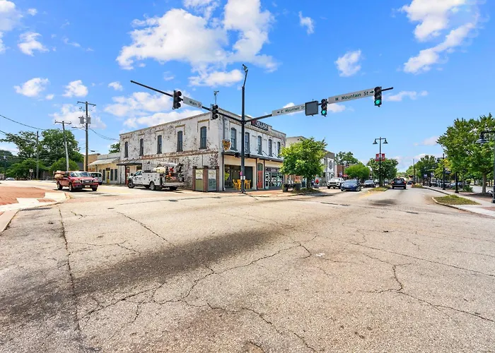 Lavish Loft On Main St - Walk To Stn Mtn Park!