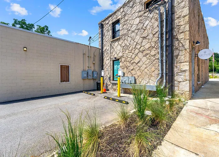 Opulent Loft On Main St -Walk To Stone Mtn Park!