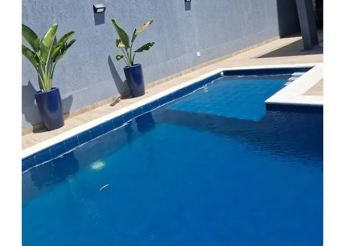 Suíte em casa familiar de luxo com piscina em Itaipu