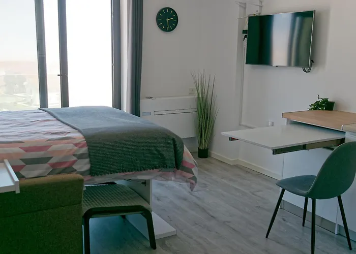 New Cp High Floor Luxury Studio With Runway And Sea View