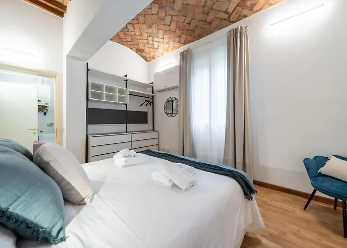 Martin'S Home - Stylish Historic Apartment With Free Parking, Fast Wi-Fi, Ac, Perfect For Couples & Business In Modena Center