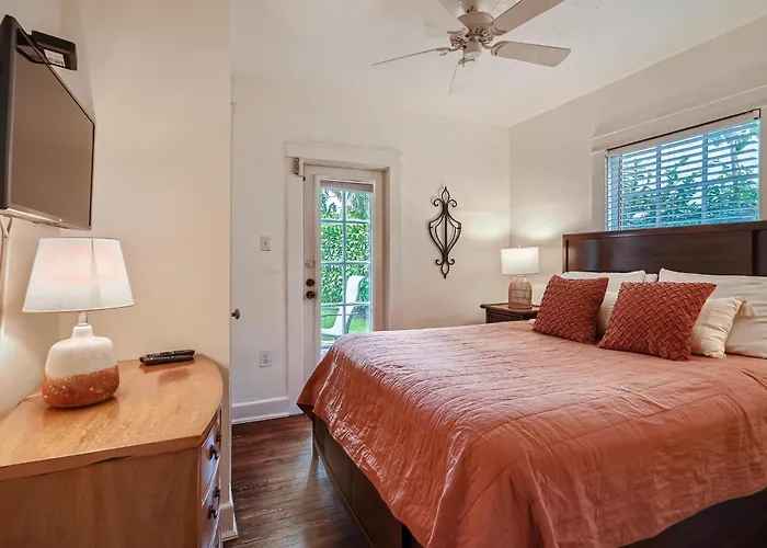 Vacation home: Casa Blanca - Chic Spanish-Style Cottage With Private Courtyard