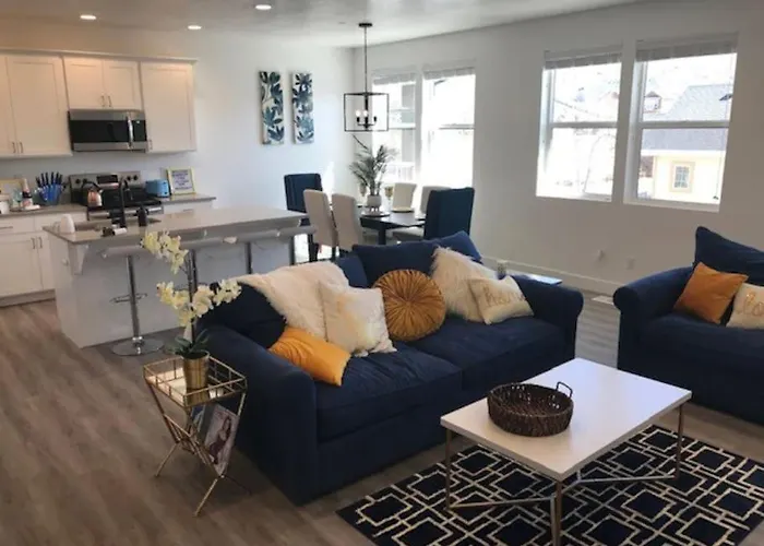 Deluxe Classy Townhouse With 2 Car Garage, Work Or Family!