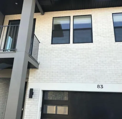 Deluxe Classy Townhouse With 2 Car Garage, Work Or Family!