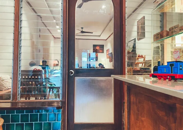 Sathiti Cafe & Bed, 100 Mt From Sihom Night Market