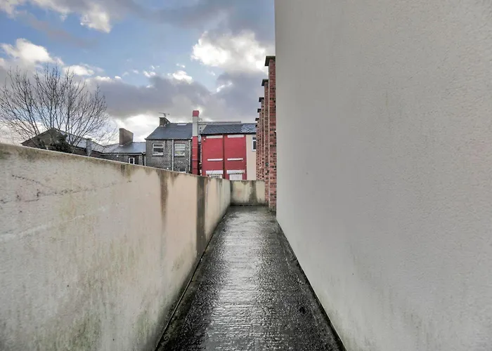 Bartlam Place, Sleeps 6, Central Oldham - By Nmb Property