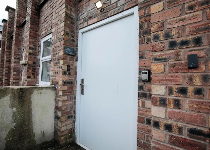Bartlam Place, Sleeps 6, Central Oldham - By Nmb Property