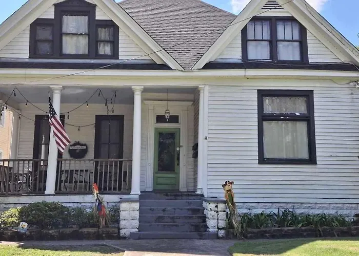 Mins From Downtown & Dining, Dauphin Darling 2