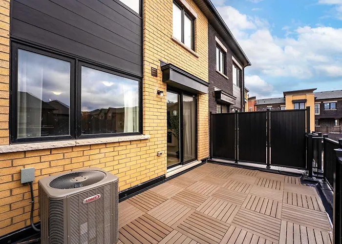 Bright & Stylish Modern Townhome In Oakville!