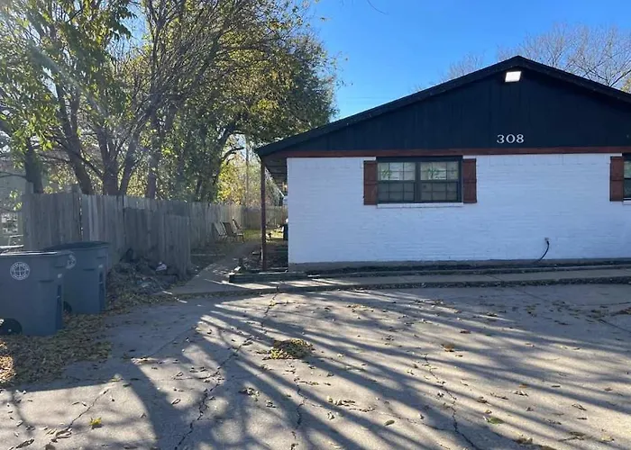 Charming 2-Bedroom 1-Bath Home Close To Downtown
