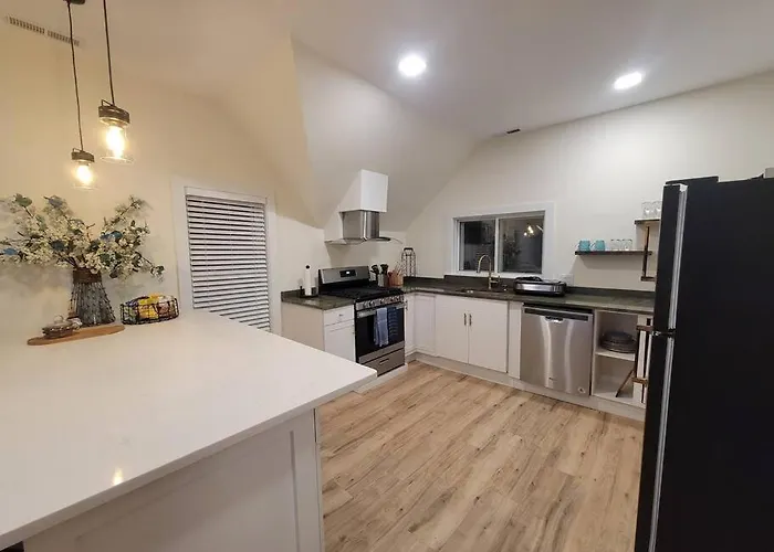 Cozy Apt, Minutes From Boston!