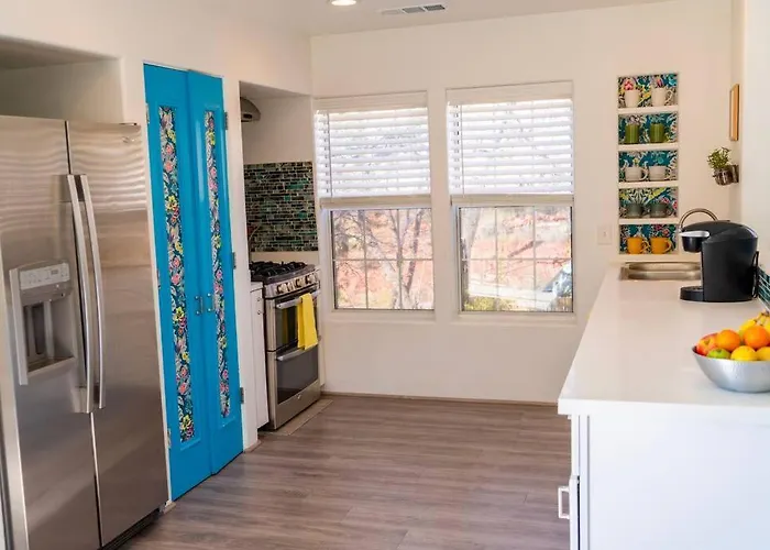 Artsy Half-House, Walk To Hiking Trails &Wine Bars! Yard, Firepit