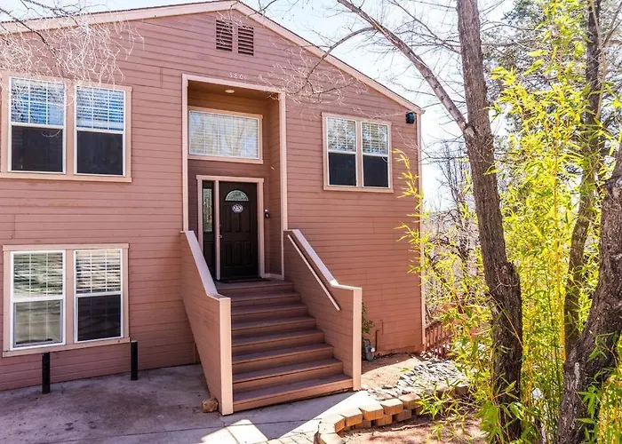 Artsy Half-House, Walk To Hiking Trails &Wine Bars! Yard, Firepit