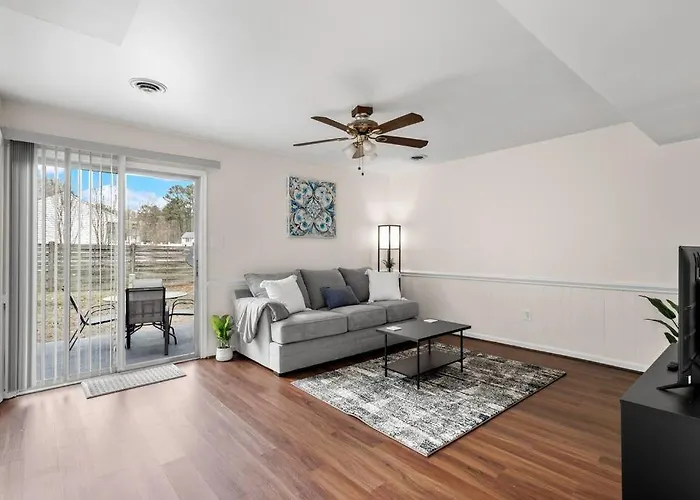 Inviting Retreat Spacious 2 Bedroom 1 And A Half Bath Townhouse