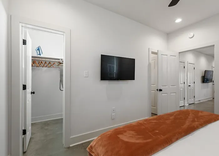 Bourbon House King Bed Luxury Amenities Fast Wifi
