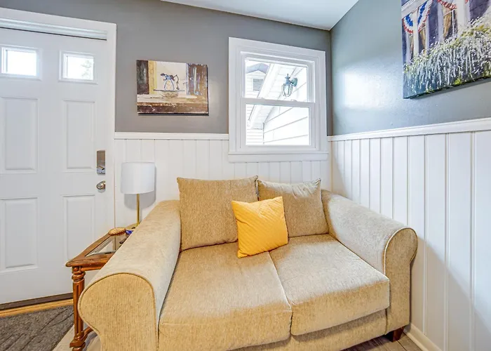 Charming Geneva Vacation Rental ~ 5 Mi To Lake!