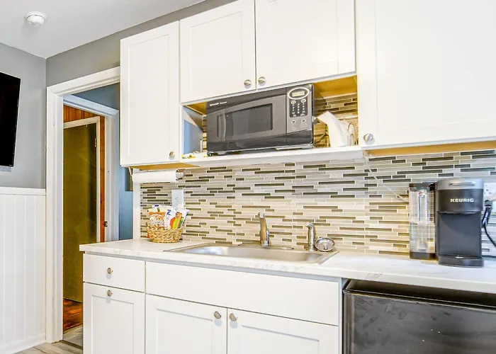 Charming Geneva Vacation Rental ~ 5 Mi To Lake!