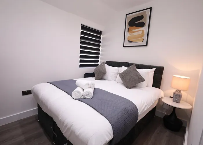 Modern 4-Bed Watford Flat - 20-Min To London