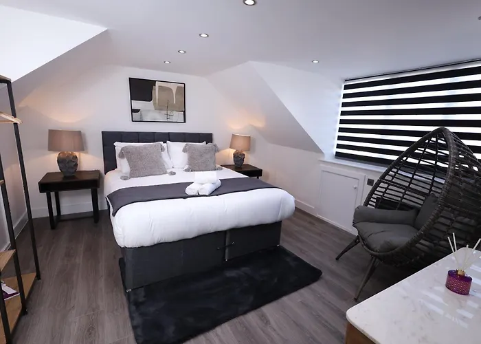Modern 4-Bed Watford Flat - 20-Min To London