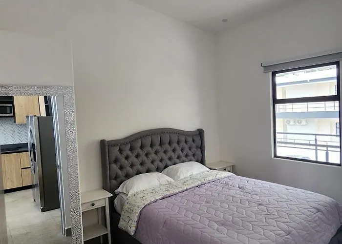 Sunny 2-Bed Condo - Fast Wifi