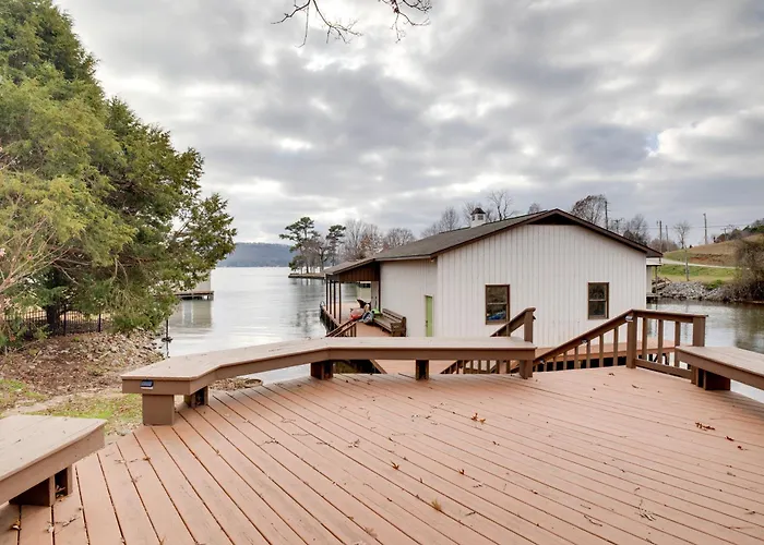 Lakefront Guntersville Apt W/ Shared Dock!
