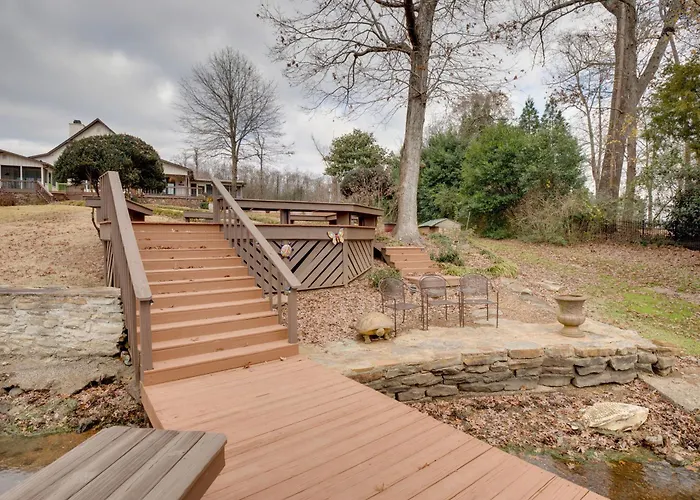 Lakefront Guntersville Apt W/ Shared Dock!